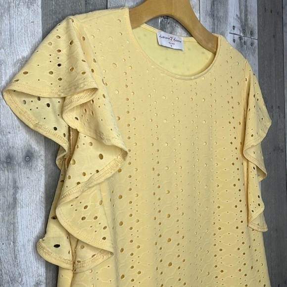 PALE yellow eyelet short sleeve blouse. Flutter sleeves. Lightly lined. Small - Picture 2 of 10